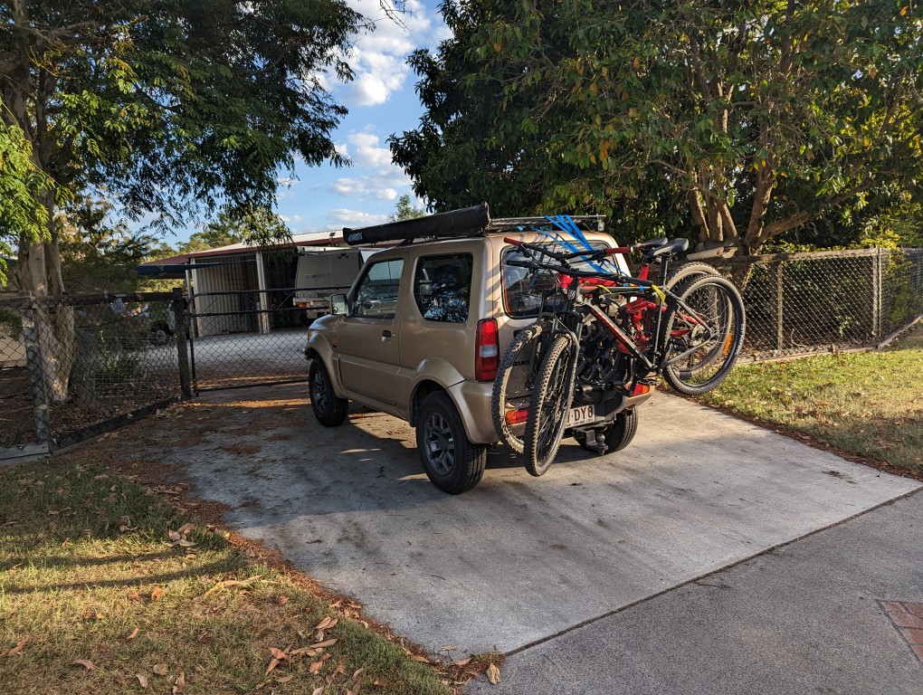 Jimny looking comical with two XL-size bikes on the back.